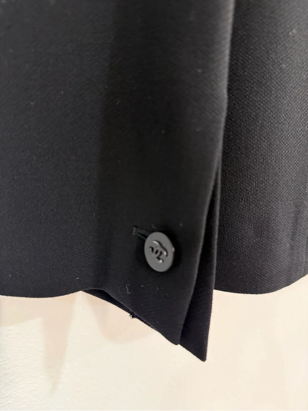 Stunning vintage CHANEL Black Tailored Women's blazer and skirt suit set